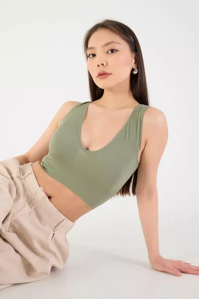 حمالة صدر قصيرة بدون درز برقبة V بسوستة عريضة 