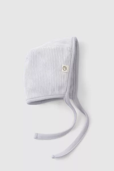 Бебешка шапка с английски стил от кадифе с рипс, сива