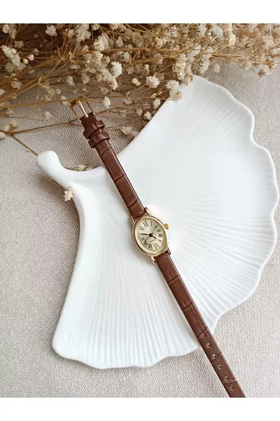 ساعة يد نسائية برباط جلدي بني بسيط بنقشة كروكو مربعة