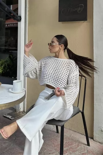 بلوزة كروب محبوكة مثقبة