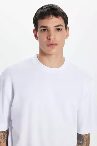 Унисекс оверсайз с широким кроем, % хлопок, мягкая текстура, базовая белая футболка с круглым вырезом