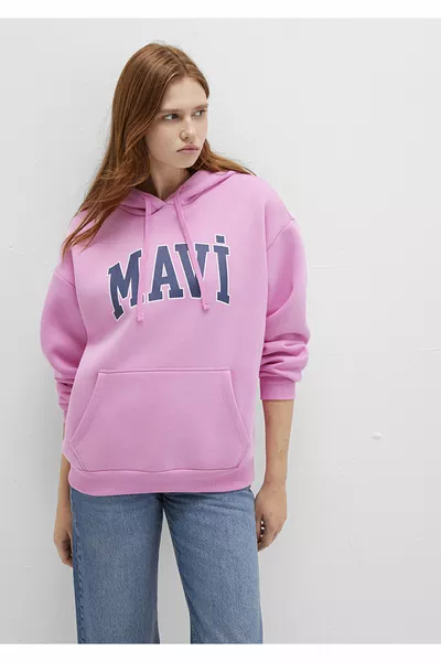 سويت شيرت وردي بقبعة بطبعة شعار 