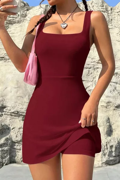 فستان قصير بحمالات وياقة مربعة مع شورت 