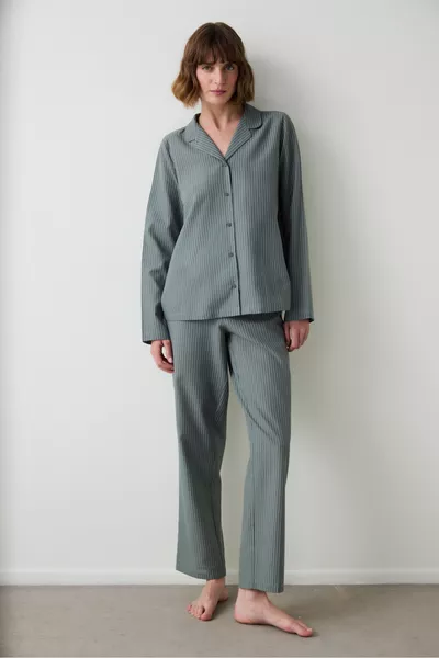 طقم بيجامة طويل الأكمام من القطن بياقة قميص مخطط باللون الأخضر الداكن