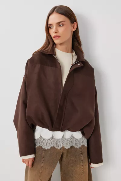 سترة بومبر مظهرها شبيه بالجلد المدبوغ  بني