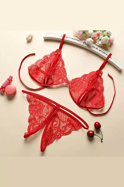 طقم صدرية نسائية من الدانتيل الأحمر