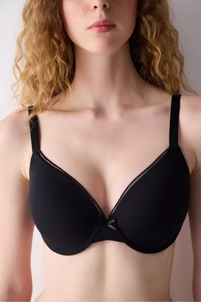 حمالة صدر سوداء مشدّة