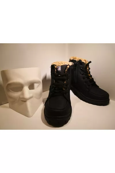 حذاء أطفال بسحاب من الصوف الأسود