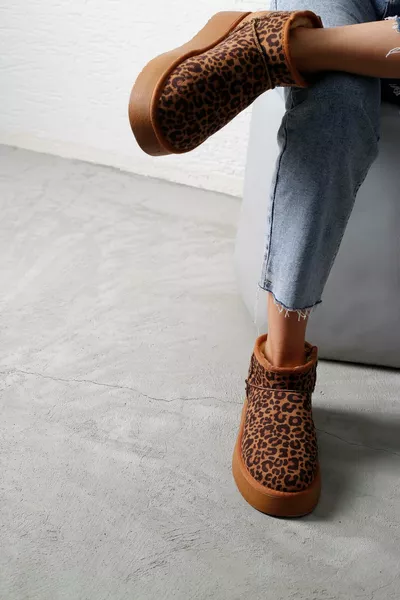 حذاء نسائي توبا ليوبارد ألترا ميني بكعب عالي مبطن بالفرو من الجلد السويدي ارتفاع الكعب 4.5 سم 