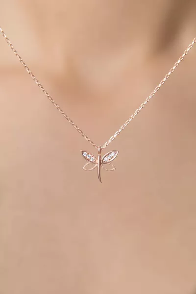 عقد فضة عيار  مزين بحجر زركون ملون على شكل اليعسوب