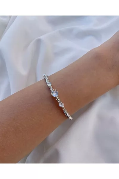 Женский браслет Dorika с сердцем и камнями серебристого цвета