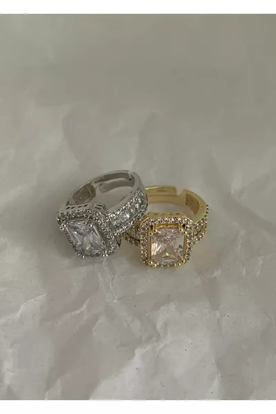 خاتم فضي اللون على شكل قضيب