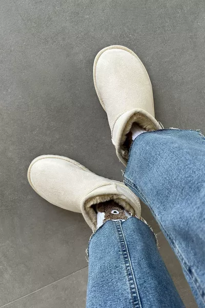 حذاء نصفي نسائي من آسيا مبطن بالفراء مع قاعدة سميكة وقطيفة باللون البيج