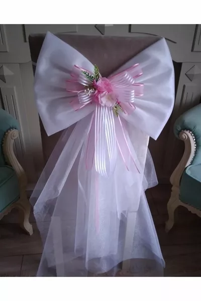 Decorazione della stanza del neonato in ospedale: culla, incuba­tore, fiocco per decorazione della porta