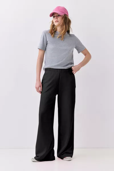 بنطال رياضي واسع الساق للنساء باللون الأسود 