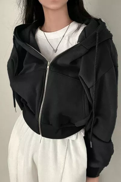 سترة مقطوعة بغطاء رأس من القماش الأسود السميك