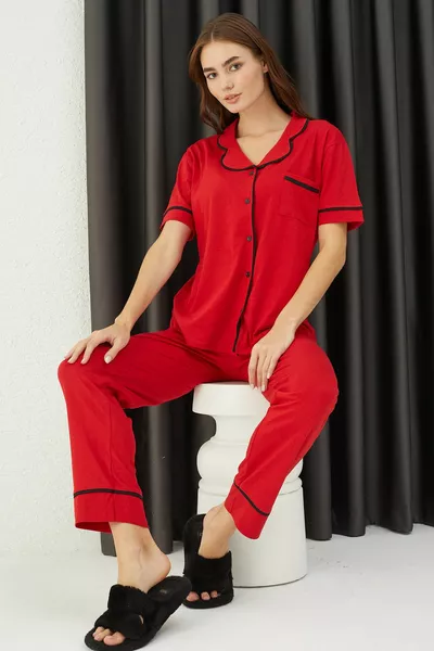 طقم بيجامة بأزرار