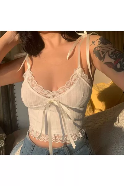 بلوزة نسائية بيضاء بحمالات مطرزة بالدانتيل وشريط