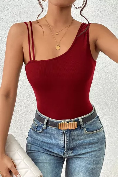 بلوزة قصيرة نسائية بأكمام قصيرة بتفاصيل مقطوعة باللون القرمزي