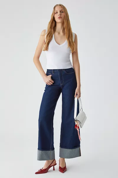 بلوزة نسائية ضيقة من Lescosa بياقة على شكل V بدون أكمام باللون الأبيض