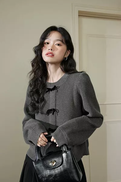 كنزة نسائية أنثراسايت برقبة دائرية مع تفاصيل فيونكة، كنزة مزينة بشريط