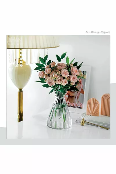 Декоративная ваза из прозрачного стекла