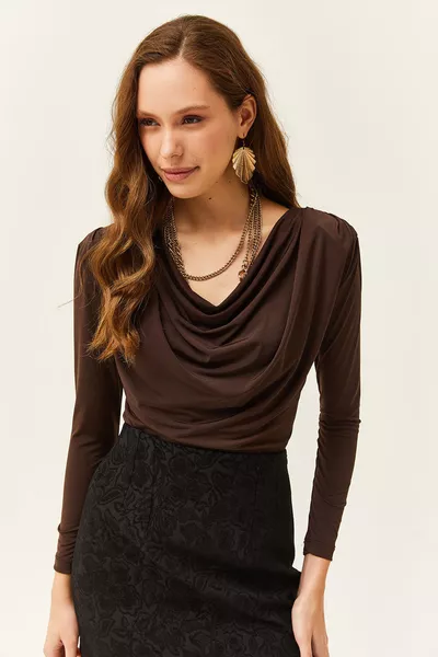 Blusa da donna con spalline imbottite, pieghe e scollo a barchetta, colore caffè amaro 