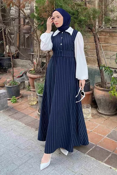 Abito con dettagli a righe e bordo blu scuro