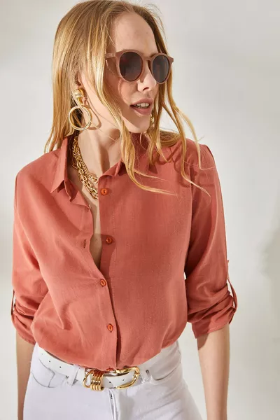 Damen Leinenhemd mit Zwiebelhäutefarbe und gefaltetem Ärmel 