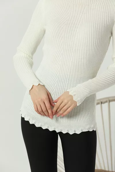 Dames trui met half col, off-white kleur, kanten ruches op mouwen en kraag