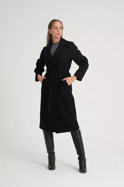 معطف أسود طويل بطول متوسط ( سم) بياقة كروساز وأكمام رغلان، محتواه من الصوف، مقاس كبير 