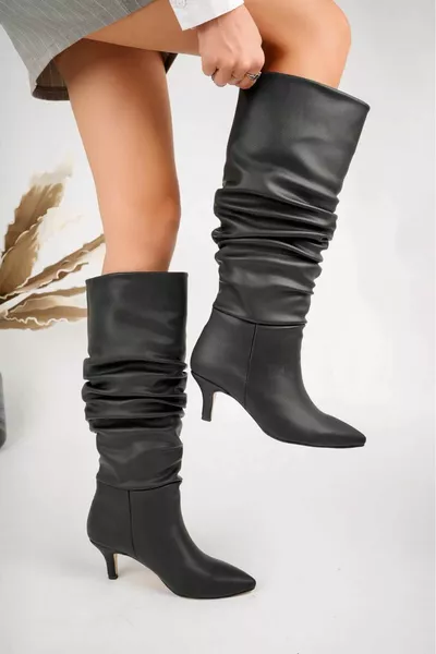 أحذية نسائية سوداء بكعب عال