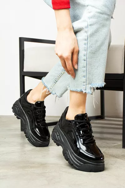 عارضة المرأة السوداء براءات الاختراع الجلود أحذية رياضية منقوشة عالية وحيد الدانتيل المتابعة 