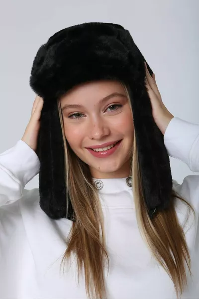 Дамска черна кожена шапка Warming Winter - плюшен мек текстуриран дизайн с мида 