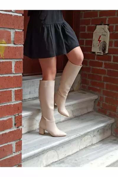 Beige femme sans fermeture éclair. Bottes à talons jusqu’aux genoux.
