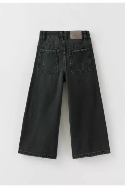 Schwarze Mädchen mit zerrissenem Bein und detailliertem Bein Slim-Fit-Jeans mit weitem Bein