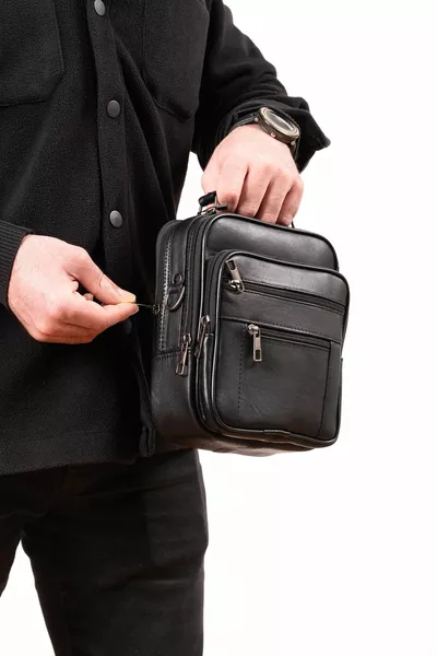 حقيبة يد وكتف جلدية سوداء للرجال مع حزام قابل للتعديل (حجم صغير)