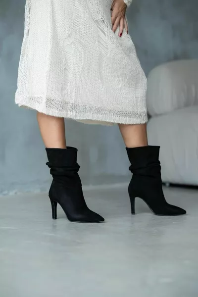 Меховые сапоги на шпильке черная замша