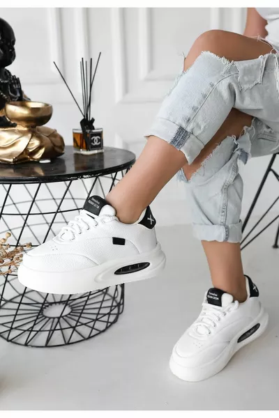 Chris White Skin Schwarze Schnürsneakers mit Schnürung in Weiß