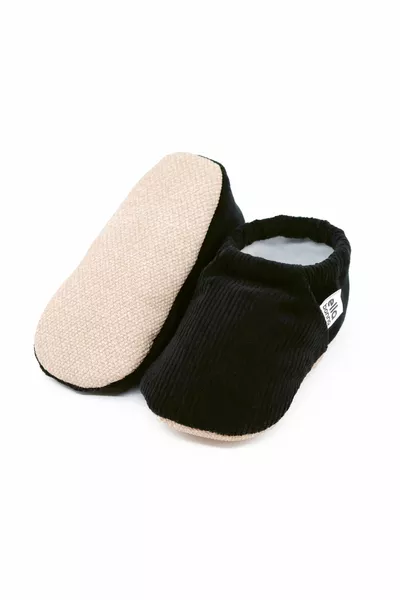 rutschfeste Sohle, Futter aus Bio-Baumwolle, Babyschühchen aus Cord schwarz
