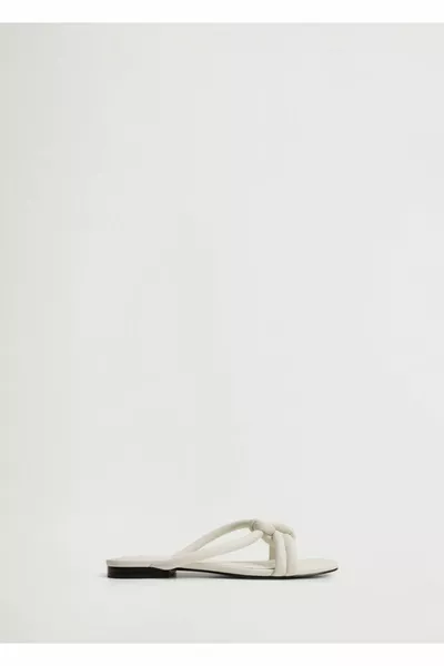 Geknotete gestreifte Sandalen