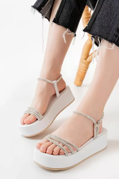 Женские босоножки с белым камнем на подкладке