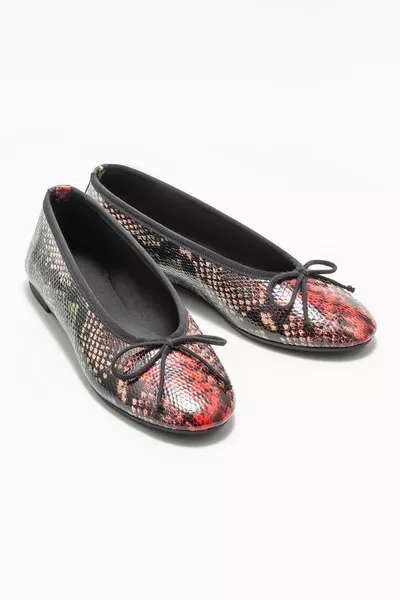 جلد أحمر نسائي باليه مسطح