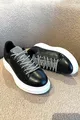 أحذية رياضية نسائية بالأبيض والأسود 