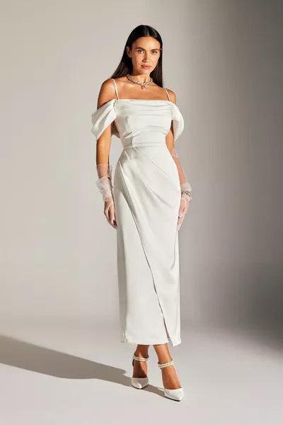 DRAPIERTES WEISSES KLEID MIT VERA-TRÄGERN UND ÜBERSCHNITTENEN SCHULTERN