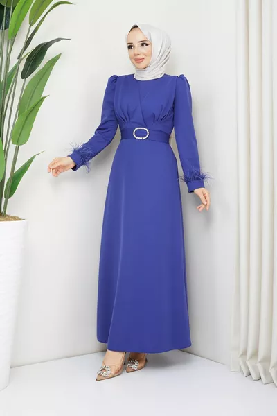 Рокля с пискюли на ръкава