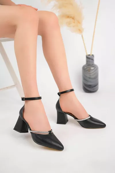 حذاء بكعب كلاسيكي نسائي بالحجارة