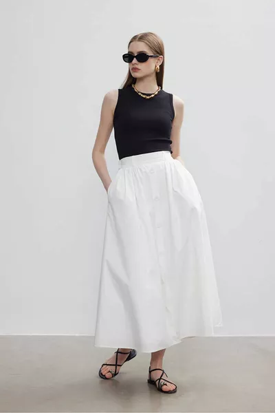 تنورة بيضاء برباط تضييق بأزرار لأسفل