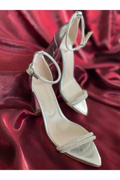 Scarpe da sera in pelle verniciata con tacco spesso