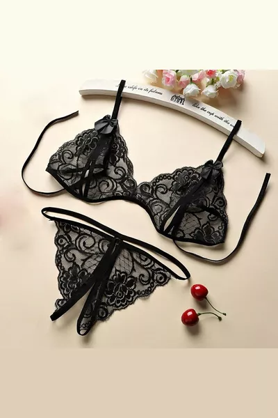 طقم صدرية نسائية سوداء من الدانتيل